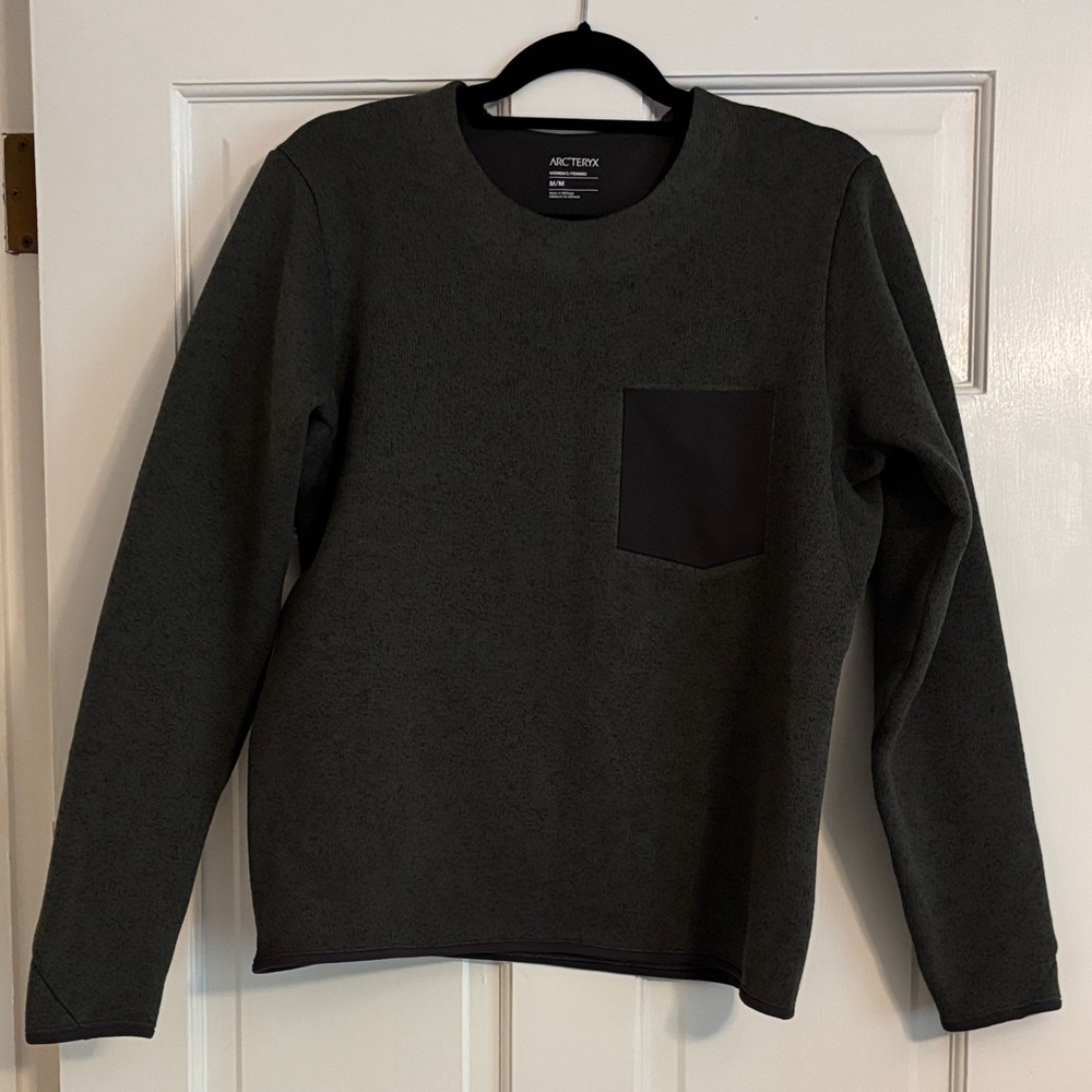 Arcteryx women dark gray/green  Crewneck Sweater.
